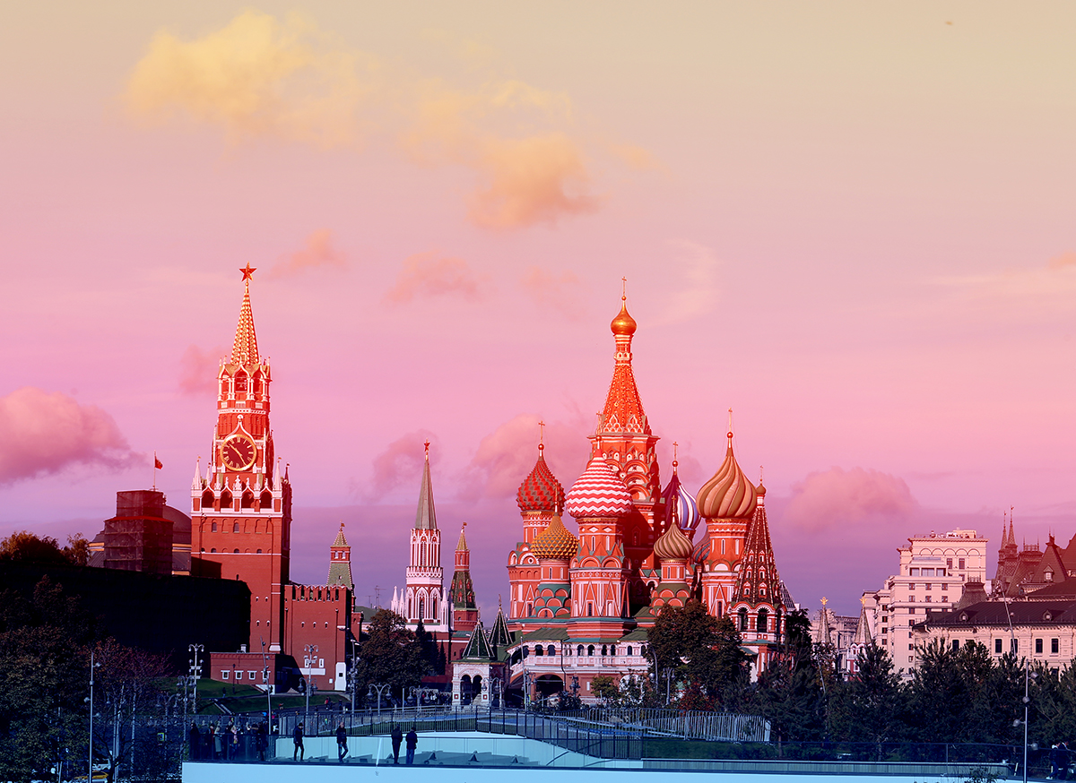 Московский кремль и храм Василия Блаженного вид из парка Зарядье