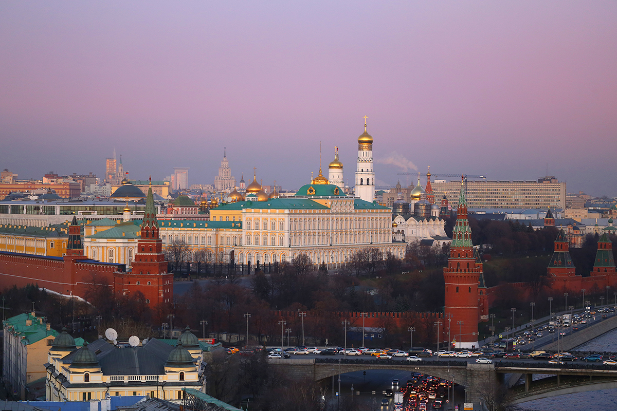 Вид на Московский Кремль с храма Христа Спасителя